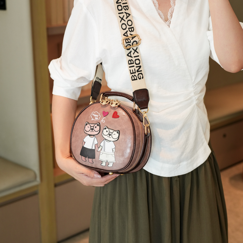حقيبة نسائية دائرية بتصميم جدي - مراجعة Luxury Bags News وسعره