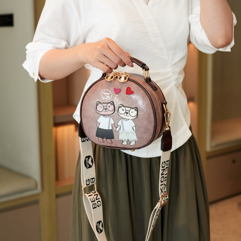 حقيبة نسائية دائرية بتصميم جدي - مراجعة Luxury Bags News وسعره